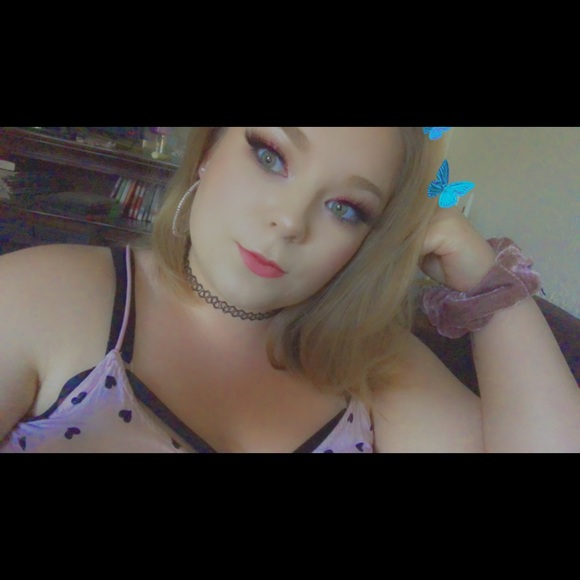 Meet your Posher, Alyssa - Picture 3 of 3